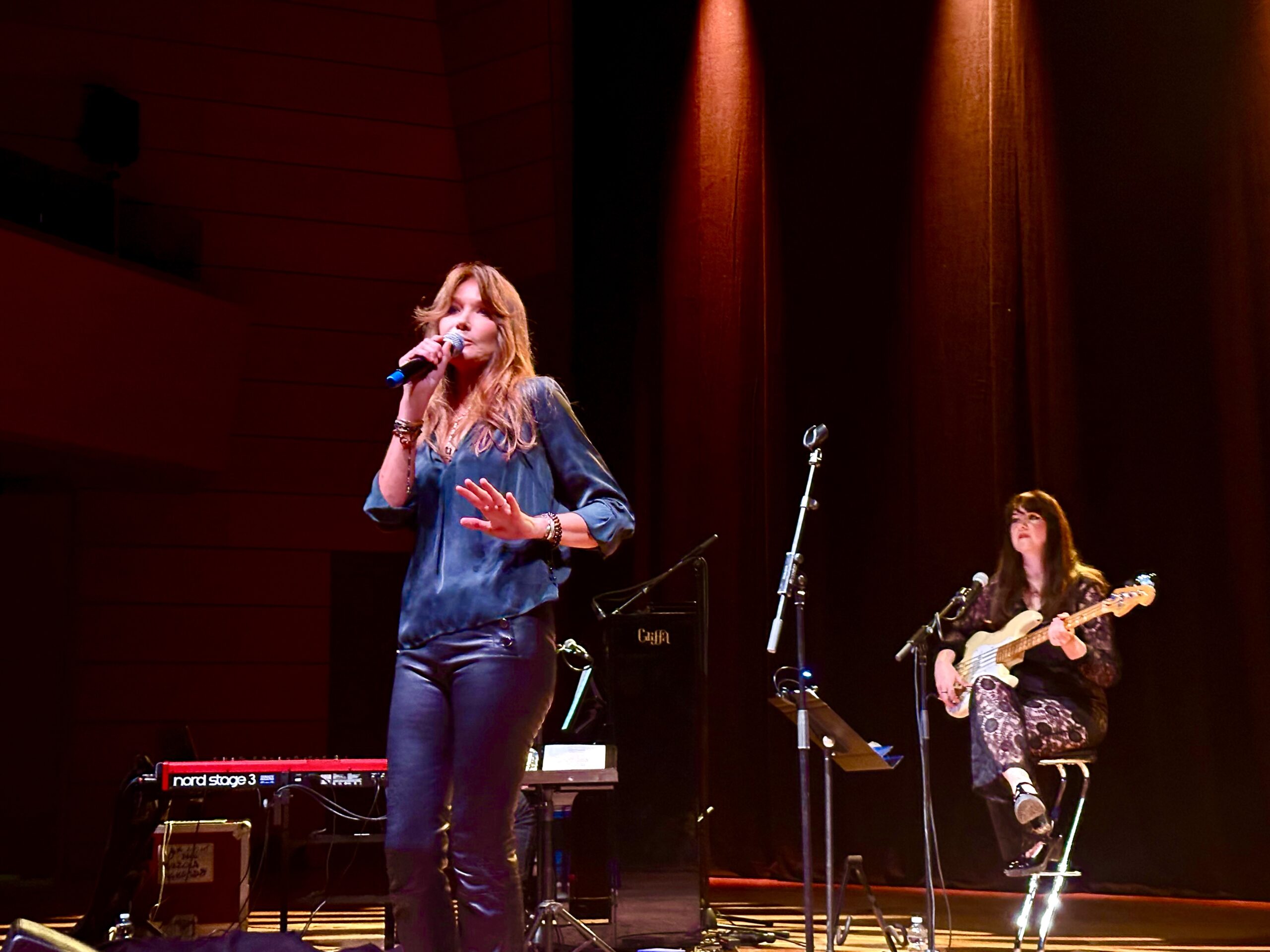 Carla Bruni a Milano, scene da un concerto perfetto